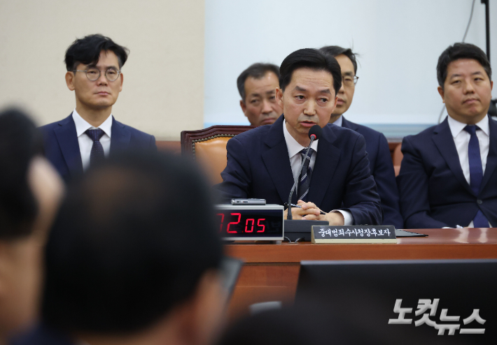 김지용 중대범죄수사청장 후보자가 14일 국회 행정안전위원회에서 열린 인사청문회에 출석해 질의에 답하고 있다. 황진환 기자