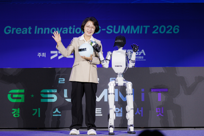 추미애 경기지사가 14일 수원컨벤션센터에서 열린 '2026 경기 스타트업 서밋(G-SUMMIT 2026)'에서 기념사를 마친 뒤 기념사진을 촬영하는 모습. 경기도 제공