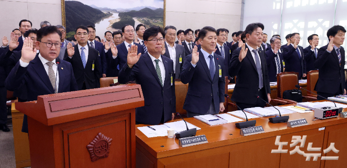 14일 서울 여의도 국회에서 열린 농림축산식품해양수산위원회의 농촌진흥청·한국농어촌공사 등에 대한 국정감사에서 이승돈 농촌진흥청장과 기관증인들이 선서를 하고 있다. 윤창원 기자