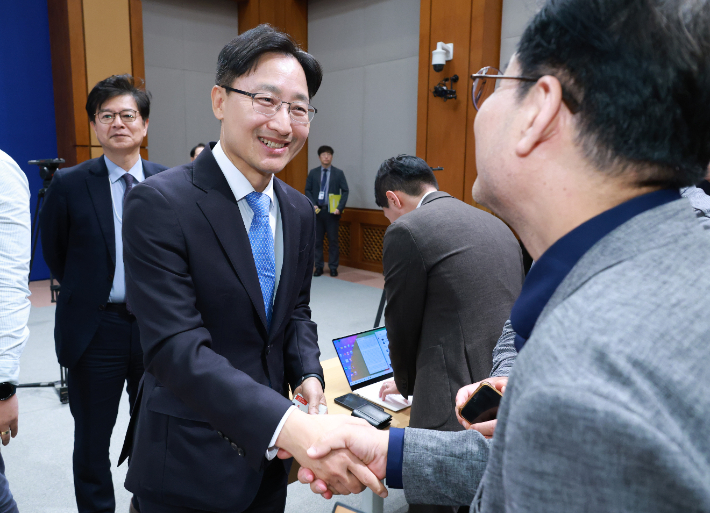 신임 비서실장으로 임명된 임광현 국세청장이 14일 청와대 기자회견장에서 기자단과 인사하고 있다. 연합뉴스