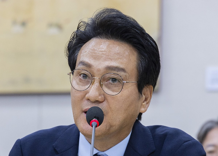 안민석 경기도 교육감이 14일 국회 교육위원회에서 열린 국정감사에 출석해 의원 질의에 답하고 있다. 연합뉴스