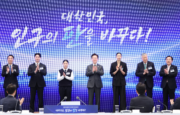 이재명 대통령이 14일 청와대에서 열린 인구전략 비전선포식에서 참석자들과 함께 세리머니를 하고 있다. 오른쪽부터 김기문 중소기업중앙회장, 이중근 대한노인회장, 이해란 농구선수, 이 대통령, 박가경 학생, 이승환 청년정책조정위원회 위원, 박수현 충남지사. 