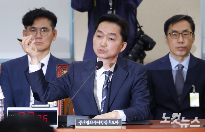 김지용 중대범죄수사청장 후보자가 14일 국회 행정안전위원회에서 열린 인사청문회에 출석해 질의에 답하고 있다. 황진환 기자