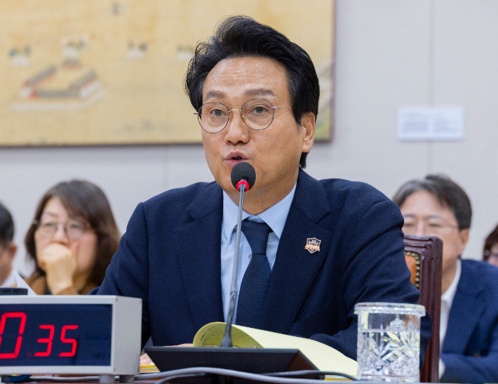 안민석 경기도 교육감이 14일 국회 교육위원회에서 열린 국정감사에 출석해 의원 질의에 답하고 있다. 연합뉴스