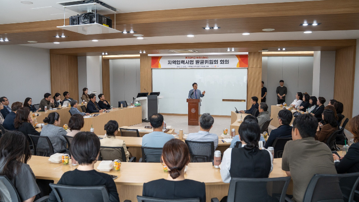 동국대 와이즈캠퍼스가 지역 협력사업 발굴위원회 회의를 열고 있다. 동국대 제공