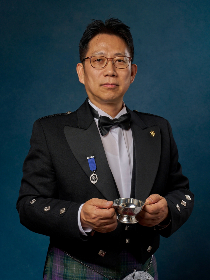 디아지오코리아는 성중용 브랜드 앰배서더가 스카치 위스키 산업과 문화 발전에 기여한 공로를 인정받아 국제 명예단체 '키퍼스 오브 더 퀘익(Keepers of the Quaich)'의 '키퍼(Keeper)'로 위촉됐다고 밝혔다. 디아지오코리아 제공