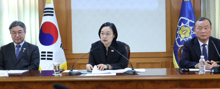 한성숙 국무총리가 14일 서울 종로구 정부서울청사에서 열린 경찰개혁위원회 1차 회의에서 발언하고 있다. 연합뉴스