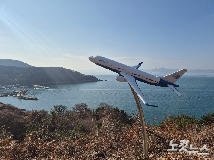 가덕도 대항전망대에서 바라본 가덕도신공항 예정 부지. 박중석 기자