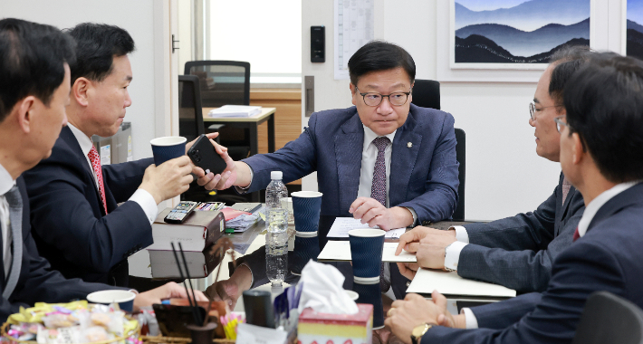 국민의힘 정점식 원내대표가 14일 국회에서 한미동맹 관계의 이상 기류, 김지용 초대 중대범죄수사청장 후보자 인사청문회 등 현안과 관련해 기자회견을 하기에 앞서 김승수 원내운영수석부대표 등 같은 당 의원들과 대화하고 있다. 연합뉴스