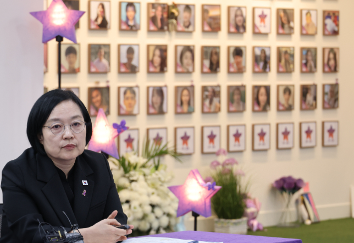한성숙 국무총리가 14일 서울 종로구 적선현대빌딩에 위치한 이태원참사 기억ㆍ소통공간 '별들의집'을 방문, 간담회를 하고 있다. 연합뉴스