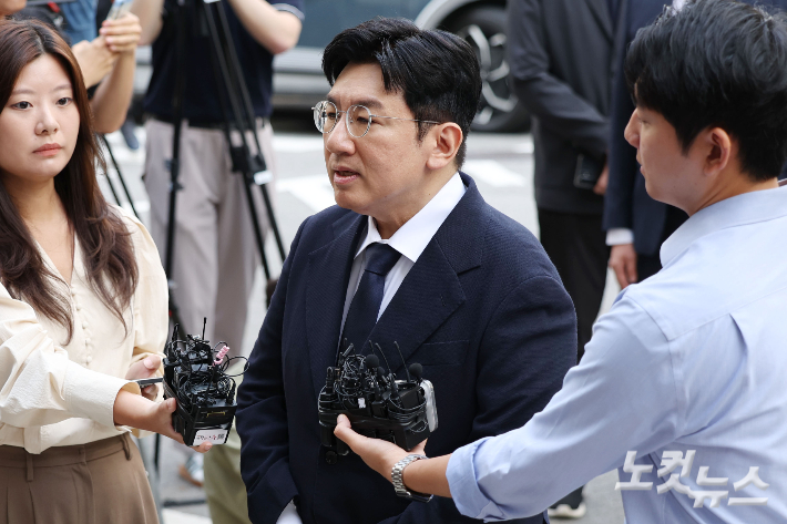 사기적 부정거래 혐의를 받는 방시혁 하이브 의장이 지난해 9월 15일 오전 서울 마포구 서울경찰청 금융범죄수사대에 피의자 신분으로 출석하고 있다. 류영주 기자