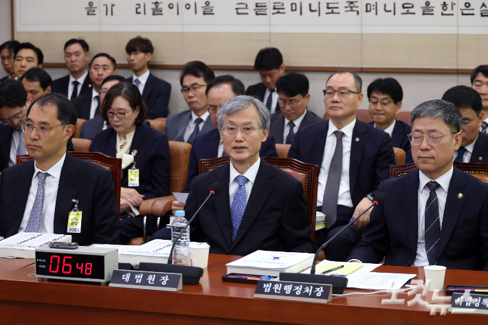 조희대 대법원장이 법제사법위원회의 대법원 등에 대한 국정감사에서 의원 질의에 답변을 하고 있다. 윤창원 기자