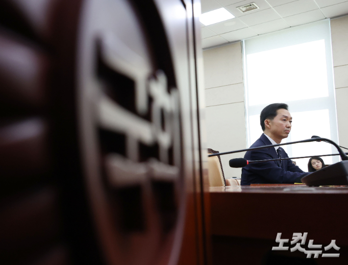 김지용 중대범죄수사청장 후보자가 14일 국회 행정안전위원회에서 열린 인사청문회에 출석해 질의에 답하고 있다. 황진환 기자