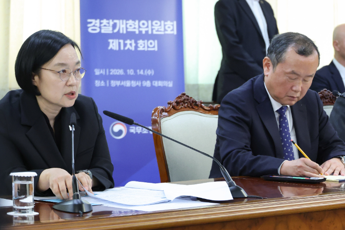 한성숙 국무총리가 14일 서울 종로구 정부서울청사에서 열린 경찰개혁위원회 1차 회의에서 발언하고 있다. 연합뉴스