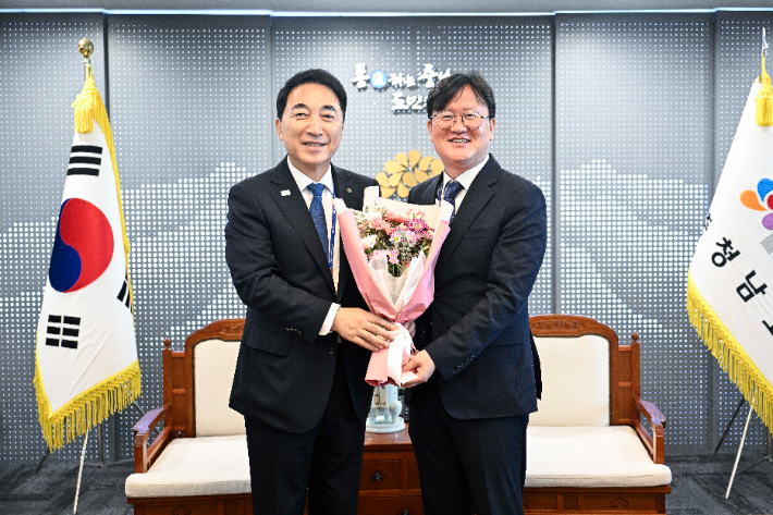 박수현 충남지사(왼쪽)와 조원갑 충남도 기획조정실장. 충남도 제공