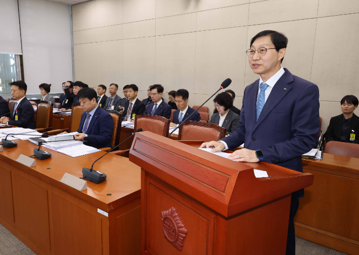 김성주 국민연금공단 이사장이 14일 국회에서 열린 보건복지위원회 국정감사에서 업무보고를 하고 있다. 연합뉴스