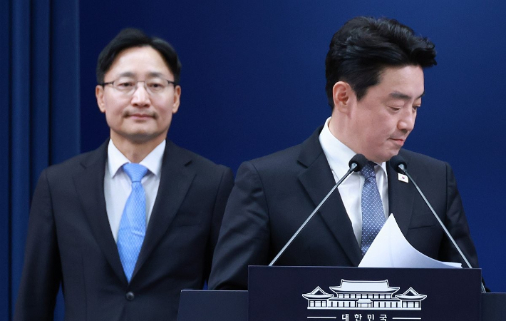 강훈식 대통령 비서실장이 14일 청와대 기자회견장에 신임 비서실장으로 임명된 임광현 국세청장과 입장하고 있다. 연합뉴스