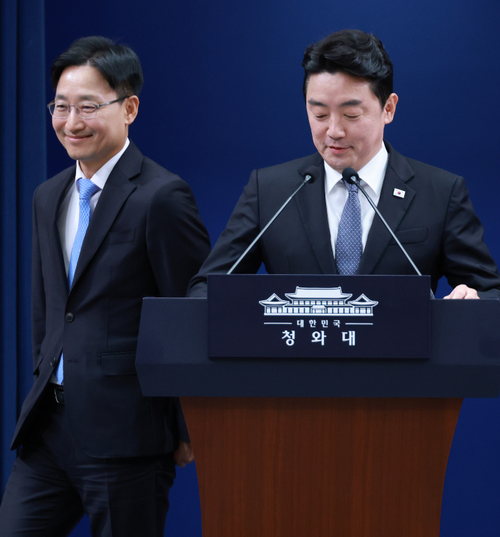 강훈식 대통령 비서실장이 14일 청와대 기자회견장에 신임 비서실장으로 임명된 임광현 국세청장과 입장하고 있다. 연합뉴스