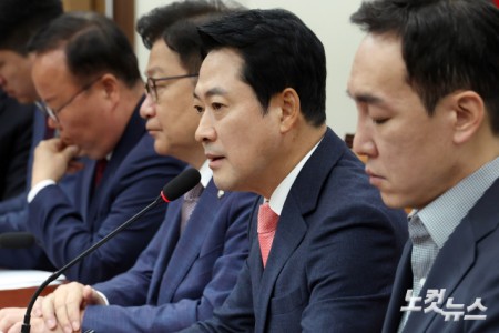 최고위원회의 주재하는 장동혁 대표