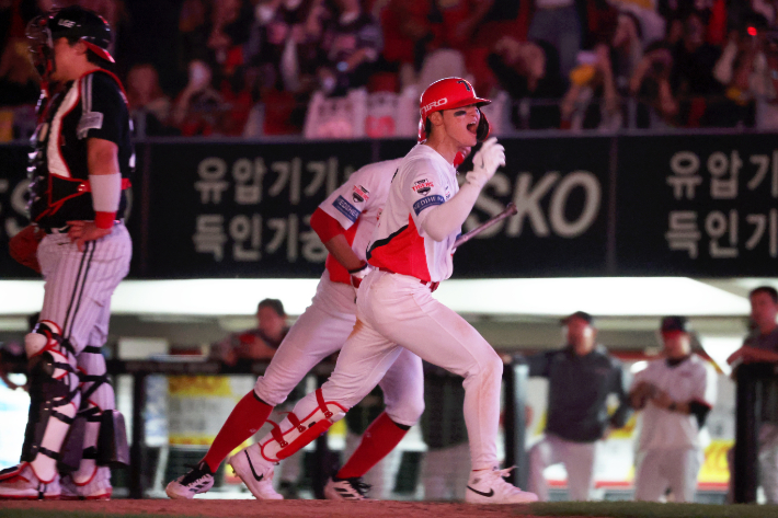 12일 전남광주통합특별시 광주기아챔피언스필드에서 열린 프로야구 LG 트윈스와 KIA 타이거즈의 경기. KIA 김도영이 8회말 무사 1루에서 투런 홈런을 치고 홈인하며 기뻐하고 있다. 연합뉴스 