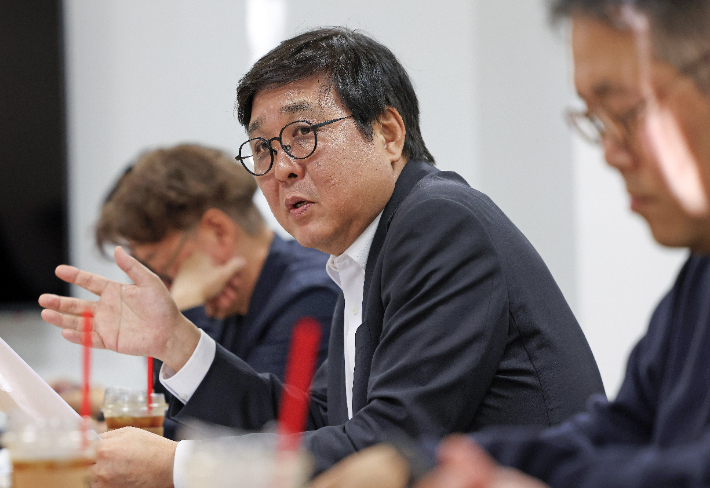 최휘영 문화체육관광부 장관이 14일 서울 종로구 국립현대미술관 서울관에서 열린 문화예술정책자문위원회 웹툰 분과 제4차 회의를 주재하고 있다. 문화체육관광부 제공