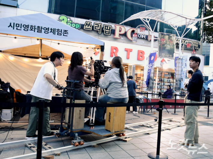 8일 남포동 BIFF광장에서 시민들이 영화 촬영 체험을 하고 있다. 설유정PD