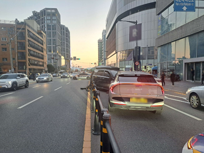 14일 오후 5시 40분쯤 부산 해운대구 한 사거리에서 20대 여성 운전자가 몰던 차량이 신호대기 중인 차량을 잇따라 들이받았다. 부산 해운대경찰서 제공