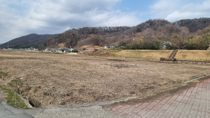 꽃밭 조성 이전 황무지였던 감은사지 앞 공한지. 경주시 제공