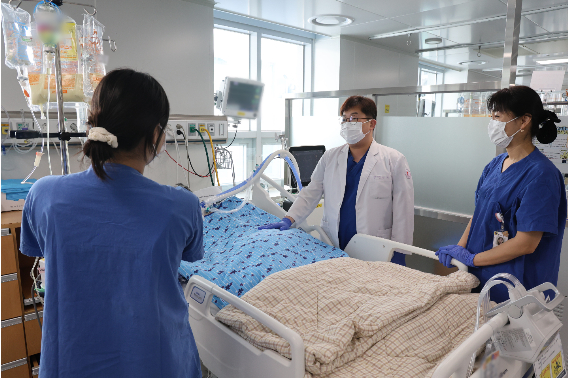 원광대학교병원 호흡기내과 임현 교수가 중환자실에서 환자를 진료하고 있다. 원광대학교병원 제공