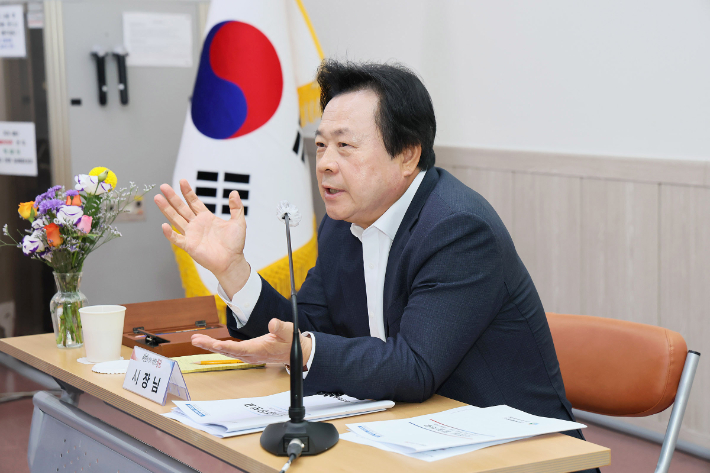 14일 마산회원구청 방문한 강기윤 창원시장. 창원시 제공 