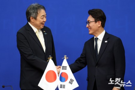 악수하는 민주당 김민석 대표-미즈시마 고이치 주한일본대사