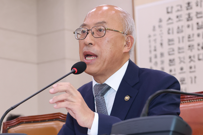 조원철 법제처장이 15일 국회에서 열린 법제사법위원회의 국정감사에서 위원 질문에 답하고 있다. 연합뉴스
