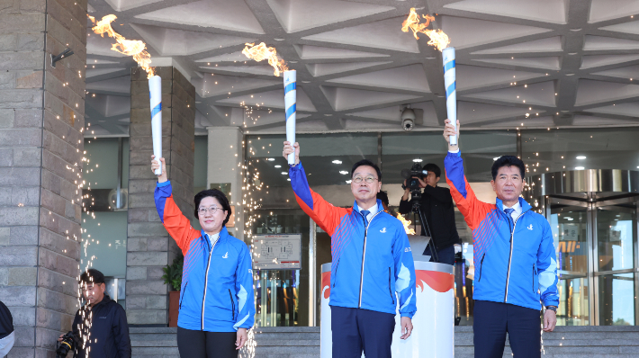 14일 오전 제주도청에서 제107회 전국체육대회 성화 합화 출발식이 진행되고 있다. 연합뉴스