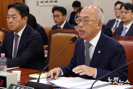 조원철 법제처장이 15일 서울 여의도 국회에서 열린 법제사법위원회 국정감사(법제처)에서 의원 질의에 답변을 하고 있다.