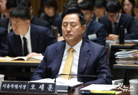 오세훈 서울시장이 15일 오전 서울 중구 서울시청에서 열린 국회 행정안전위원회의 서울시에 대한 국정감사에서 눈을 감고 있다.