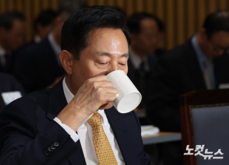 오세훈 서울시장이 15일 오전 서울 중구 서울시청에서 열린 국회 행정안전위원회의 서울시에 대한 국정감사에서 목을 축이고 있다.