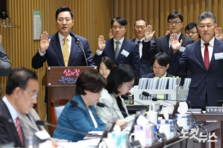 오세훈 서울시장이 15일 오전 서울 중구 서울시청에서 열린 국회 행정안전위원회의 서울시에 대한 국정감사에서 선서하고 있다.