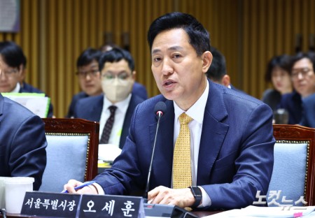 오세훈 서울시장이 15일 오전 서울 중구 서울시청에서 열린 국회 행정안전위원회의 서울시에 대한 국정감사에서 위원들의 질의에 답변하고 있다.
