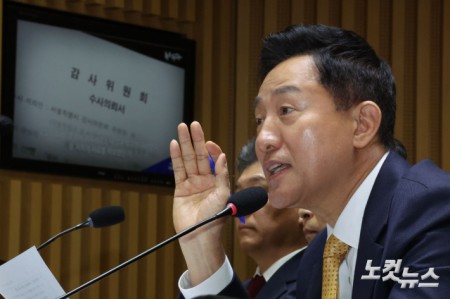오세훈 서울시장이 15일 오전 서울 중구 서울시청에서 열린 국회 행정안전위원회의 서울시에 대한 국정감사에서 위원들의 질의에 답변하고 있다.