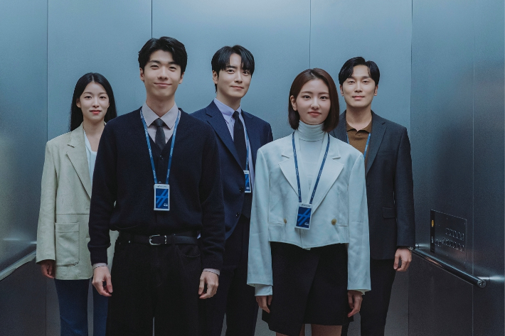 윤영빈 감독은 원작을 접했을 당시 "로또라는 거대한 행운이 찾아왔음에도 자신의 가치를 잃지 않고 자신의 삶을 이어가는 사람의 모습이 너무 멋있었다"고 밝혔다. 티빙 제공