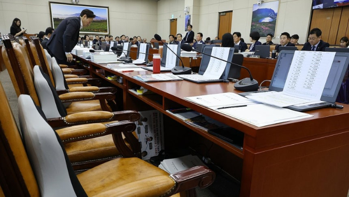 국민의힘 기후에너지환경노동위원회 위원들이 15일 국회에서 열린 기후에너지환경노동위원회의 중앙환경분쟁조정피해구제위원회 등에 대한 국정감사에서 남광우 한국환경산업보건기술원장의 자료 미제출에 항의하며 퇴장해 자리가 비어 있다. 연합뉴스
