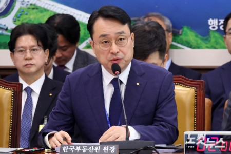 답변하는 이헌욱 한국부동산 원장