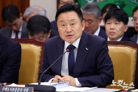 답변하는 최인호 주택도시보증공사 사장