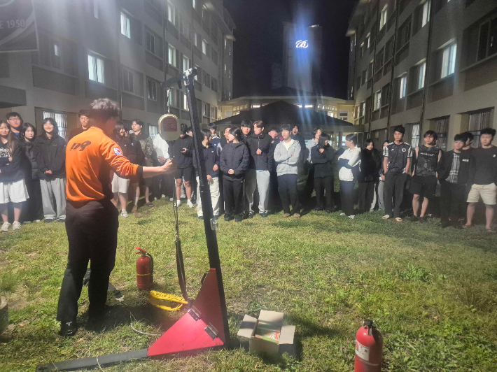 광산소방은 14일 오후 7시 전남광주 광산구 소재 한 대학 기숙사 외부에서 기숙사생 550여 명을 대상으로 긴급 화재안전교육을 실시했다. 광산소방 제공