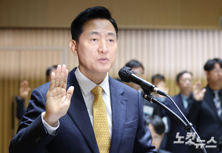 오세훈 서울시장이 15일 오전 서울 중구 서울시청에서 열린 국회 행정안전위원회의 서울시에 대한 국정감사에서 선서하고 있다. 류영주 기자