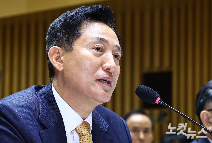 오세훈 서울시장이 15일 오전 서울 중구 서울시청에서 열린 국회 행정안전위원회의 서울시에 대한 국정감사에서 위원들의 질의에 답변하고 있다. 류영주 기자