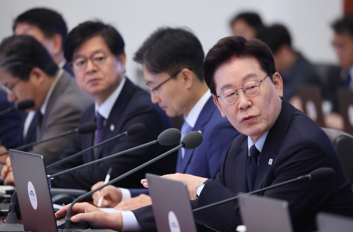 이재명 대통령이 15일 청와대에서 열린 수석보좌관회의에서 발언하고 있다. 연합뉴스