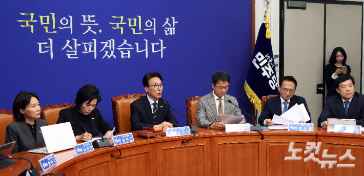 더불어민주당 김민석 대표가 12일 서울 여의도 국회에서 열린 최고위원회의에서 발언을 하고 있다. 윤창원 기자