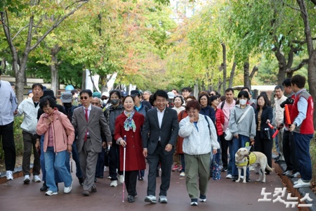 송파구, 시각장애인과 석촌호수 가을산책
