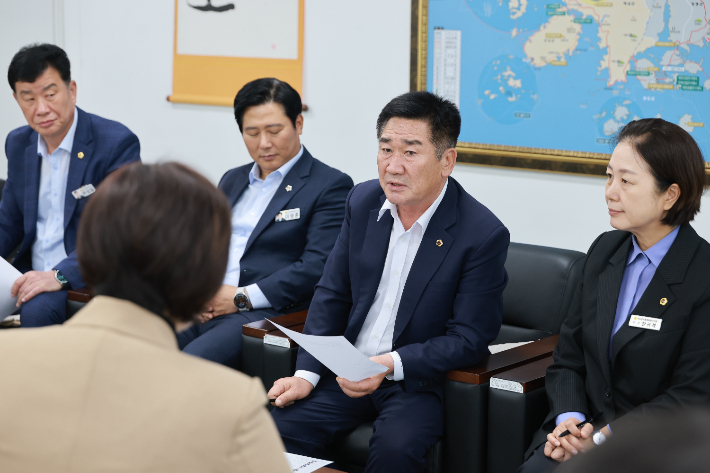 전남광주통합특별시의회 반도체특위는 15일 특별시의회 전남청사에서 간담회를 열고 반도체 클러스터 조성을 위한 분야별 소위원회 구성과 향후 활동 방향을 논의했다. 전남광주통합특별시의회 제공